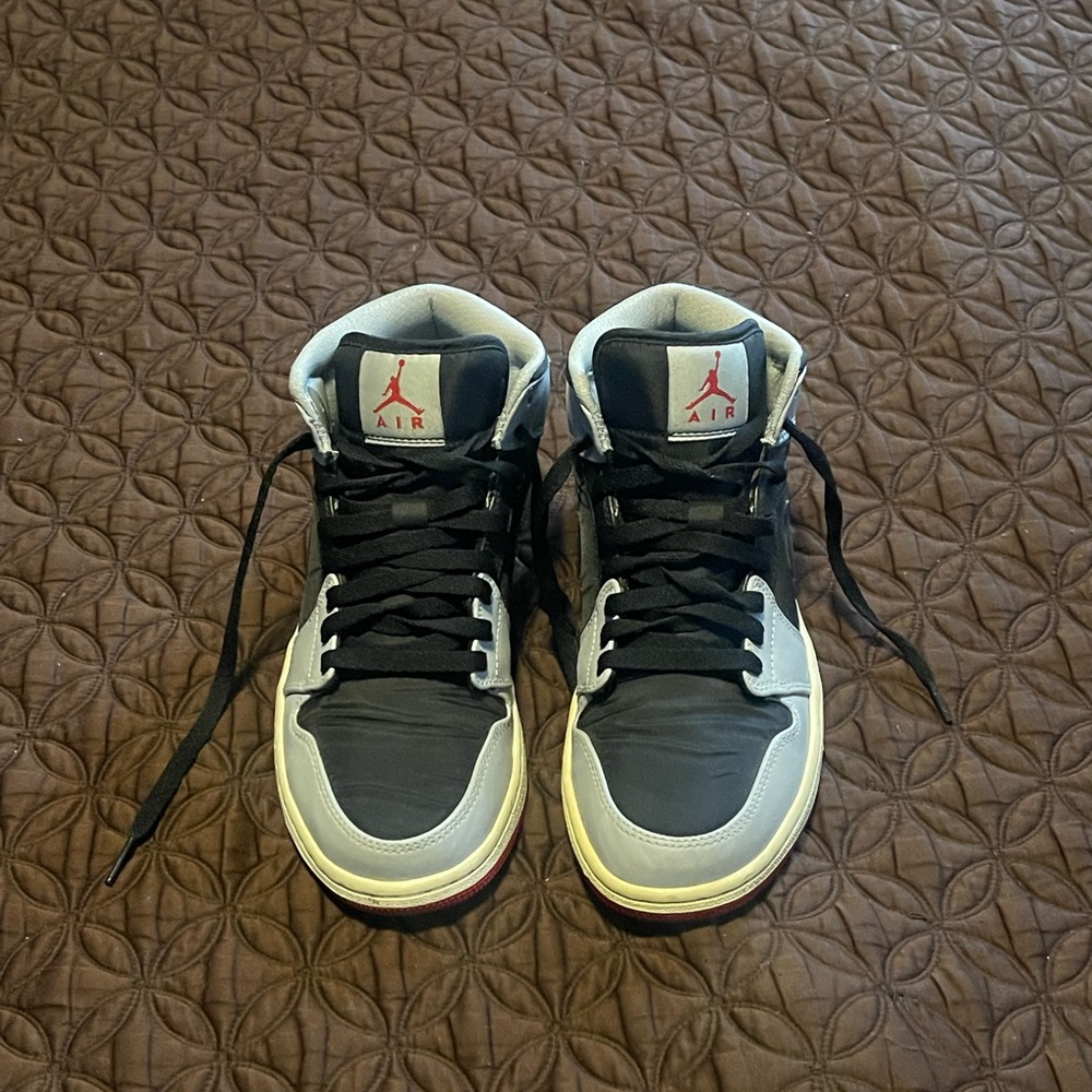 Jordan 1s Mid top